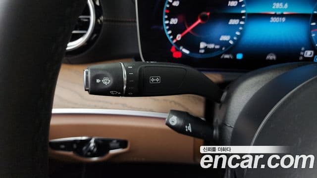 Mercedes-Benz E-Class 2023 — Photo 6/33