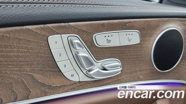 Mercedes-Benz E-Class 2023 — Photo 2/33