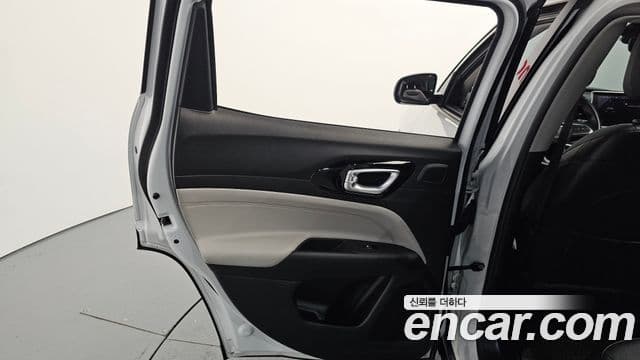 Jeep Compass 2022 — ფოტო 23/35