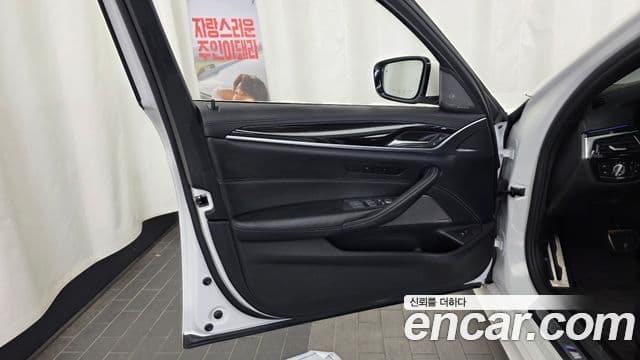 BMW 5 Series 2020 — Photo 10/35