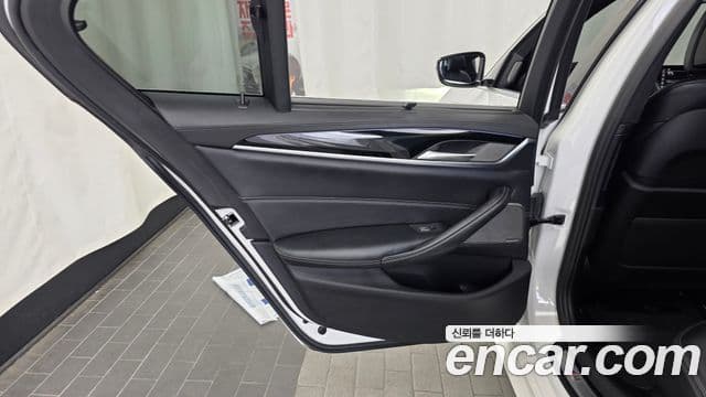 BMW 5 Series 2020 — Photo 15/35