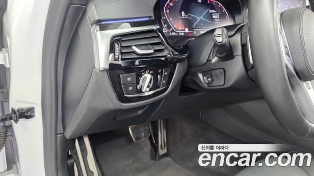 BMW 5 Series 2020 — Photo 33/35