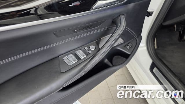 BMW 5 Series 2020 — Photo 17/35