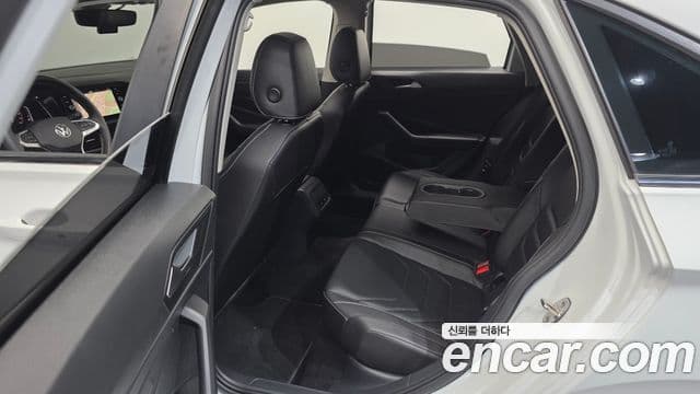 Volkswagen Jetta 2022 — ფოტო 11/20