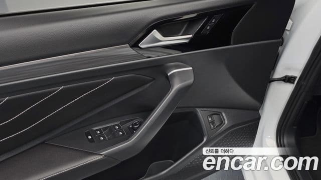 Volkswagen Jetta 2022 — ფოტო 17/20