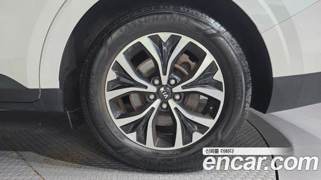 Kia Carnival 2021 — ფოტო 29/32