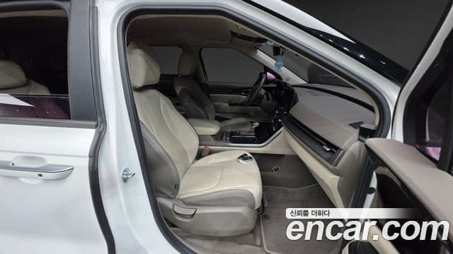 Kia Carnival 2021 — ფოტო 1/32