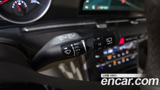 Kia Carnival 2021 — ფოტო 16/32