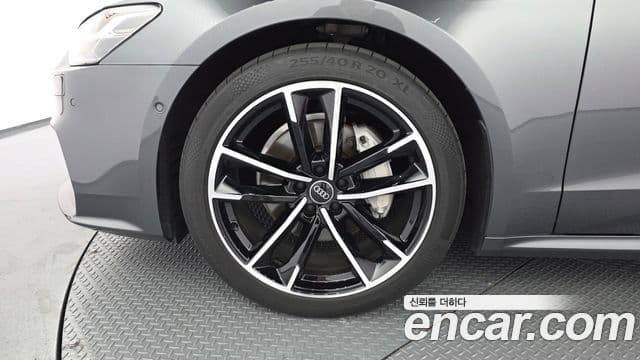 Audi A7 2022 — ფოტო 27/32