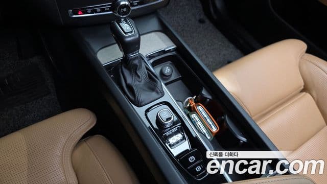 Volvo XC60 2019 — Şəkil 9/20