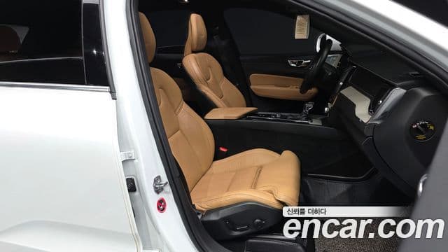 Volvo XC60 2019 — Şəkil 11/20