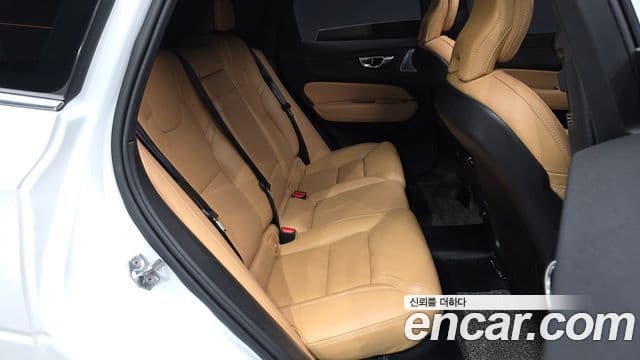Volvo XC60 2019 — Şəkil 12/20