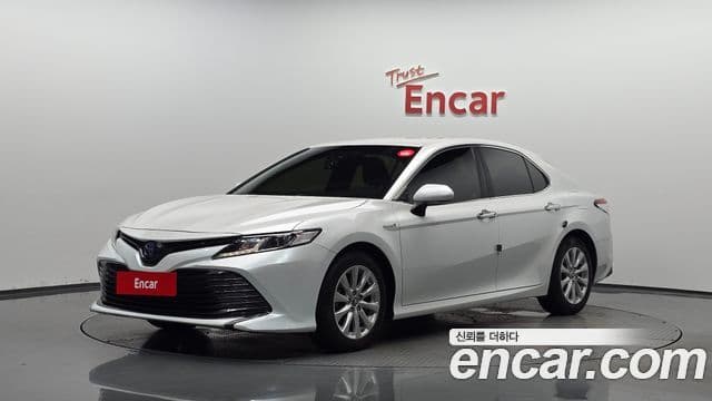 Toyota Camry 2019 — ფოტო 15/20