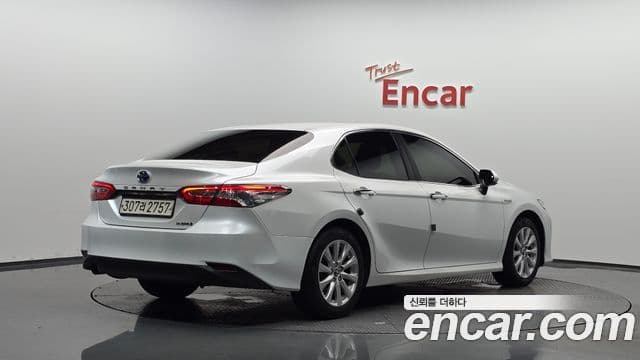 Toyota Camry 2019 — ფოტო 16/20