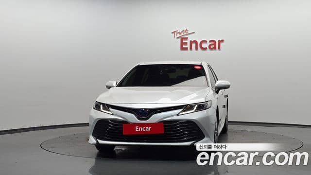 Toyota Camry 2019 — ფოტო 17/20