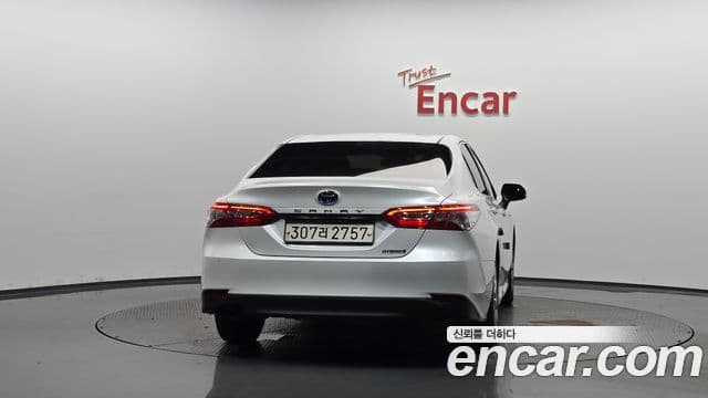 Toyota Camry 2019 — ფოტო 10/20