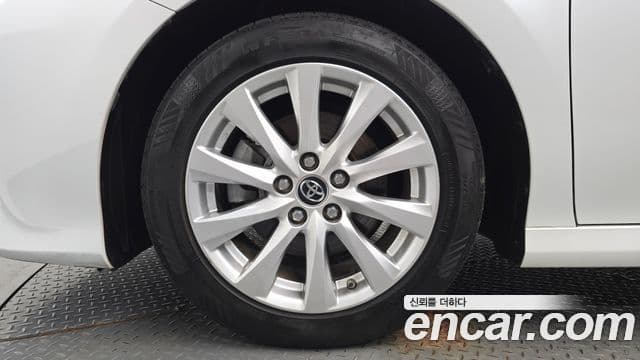 Toyota Camry 2019 — ფოტო 12/20