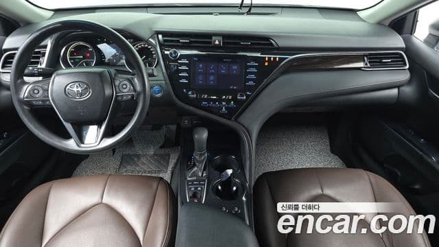 Toyota Camry 2019 — ფოტო 13/20