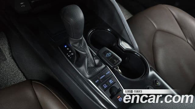 Toyota Camry 2019 — ფოტო 1/20
