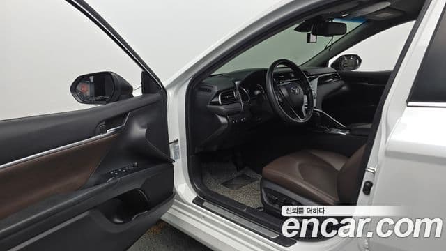 Toyota Camry 2019 — ფოტო 2/20
