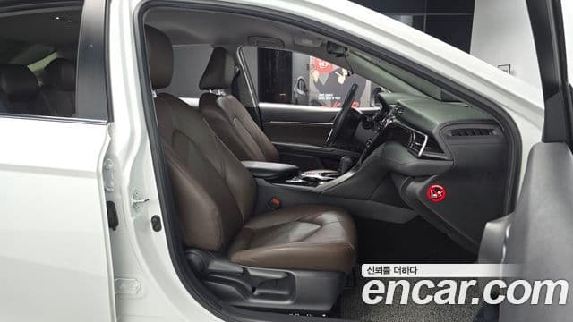 Toyota Camry 2019 — ფოტო 6/20