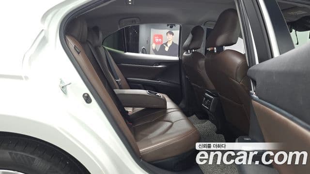 Toyota Camry 2019 — ფოტო 11/20