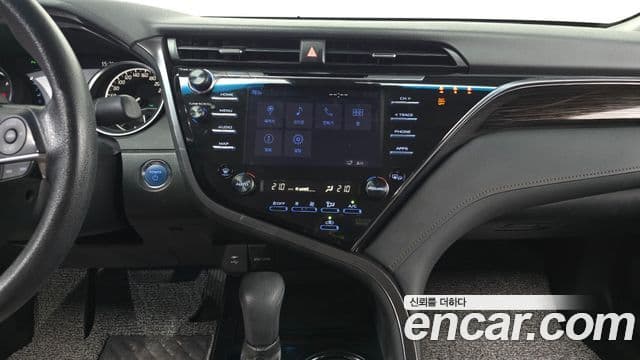Toyota Camry 2019 — ფოტო 7/20