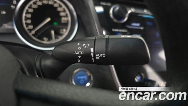 Toyota Camry 2019 — ფოტო 19/20