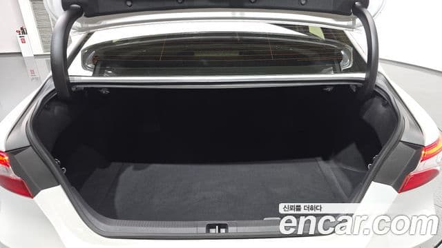 Toyota Camry 2019 — ფოტო 8/20