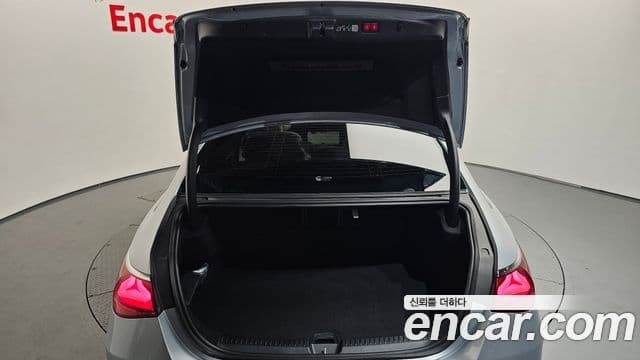 Mercedes-Benz E-Class 2025 — ფოტო 18/20