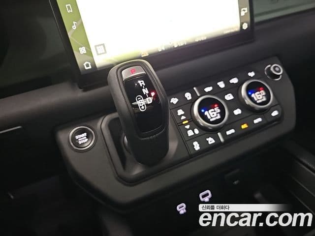 Land Rover Defender 2023 — Photo 17/20