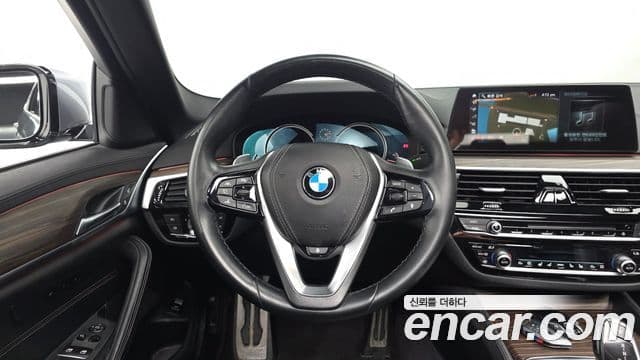 BMW 5 Series 2018 — Фото 12/20