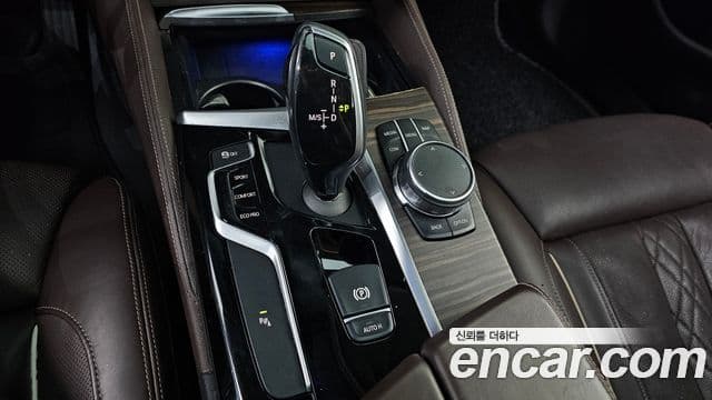BMW 5 Series 2018 — Şəkil 9/20