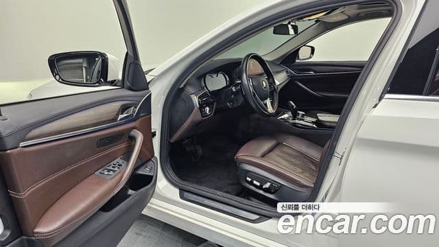 BMW 5 Series 2018 — Şəkil 10/20