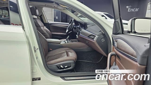 BMW 5 Series 2018 — Şəkil 11/20