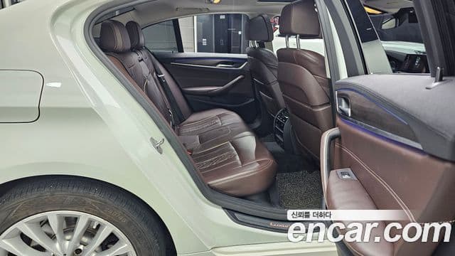 BMW 5 Series 2018 — Şəkil 12/20