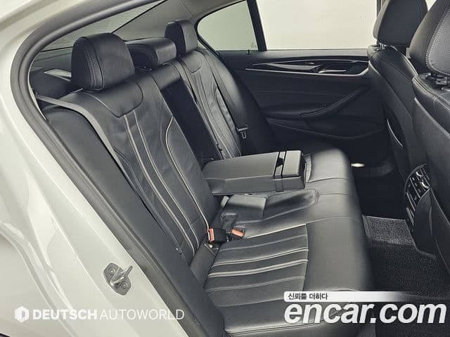 BMW 5 Series 2018 — Şəkil 12/20