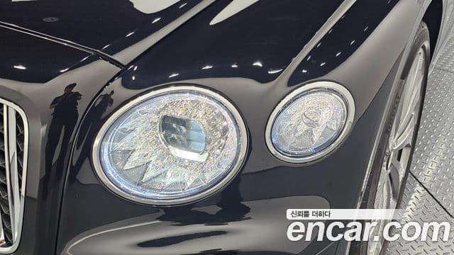 Bentley Flying Spur 2022 — ფოტო 14/39