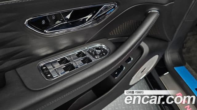 Bentley Flying Spur 2022 — ფოტო 31/39