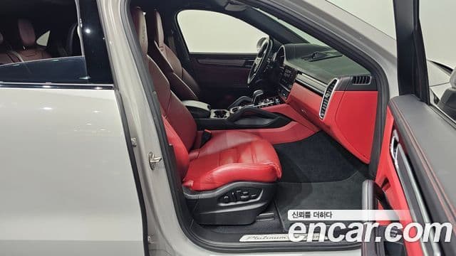 Porsche Cayenne 2022 — Photo 28/31
