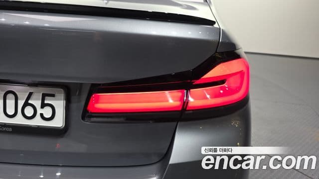 BMW 5 Series 2023 — Photo 22/31