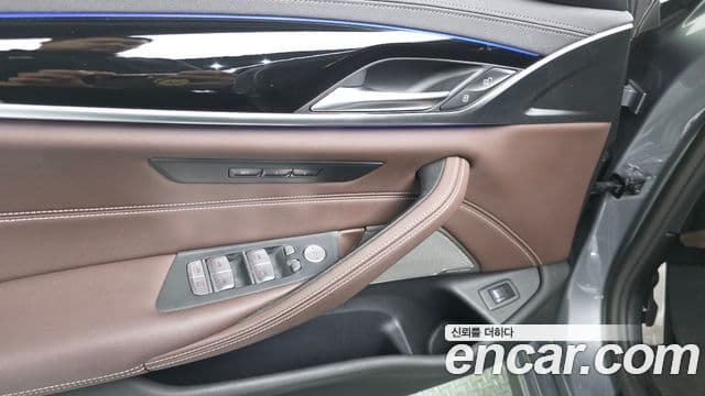 BMW 5 Series 2023 — Photo 26/31