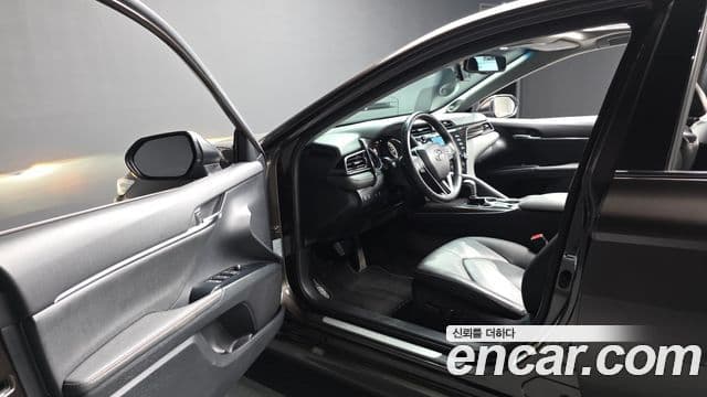 Toyota Camry 2018 — Photo 21/36