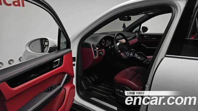 Porsche Cayenne 2021 — ფოტო 9/20