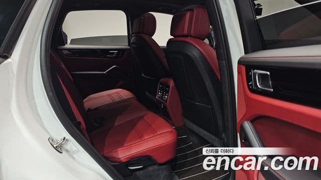 Porsche Cayenne 2021 — ფოტო 11/20