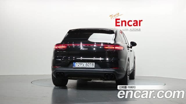 Porsche Cayenne 2023 — ფოტო 4/20
