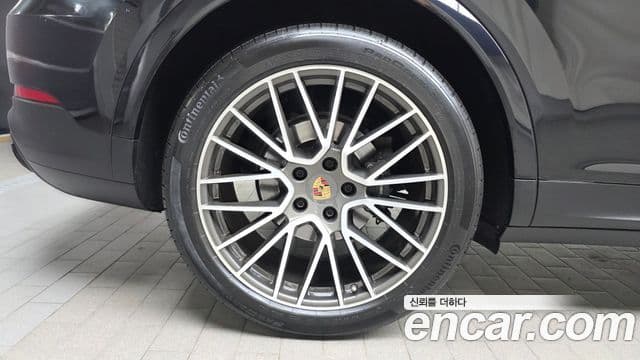 Porsche Cayenne 2023 — ფოტო 5/20