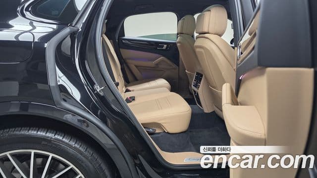 Porsche Cayenne 2023 — ფოტო 11/20