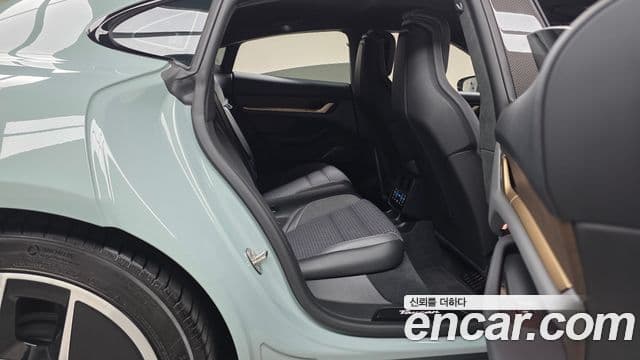 Porsche Taycan 2024 — ფოტო 10/31