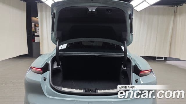 Porsche Taycan 2024 — ფოტო 25/31